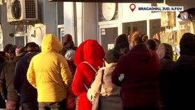 Cozile de la măcelării, din ce în ce mai mari înainte de sărbători. Oamenii s-au pus la rând înainte să se deschidă carmangeriile: „Nu avem încotro”